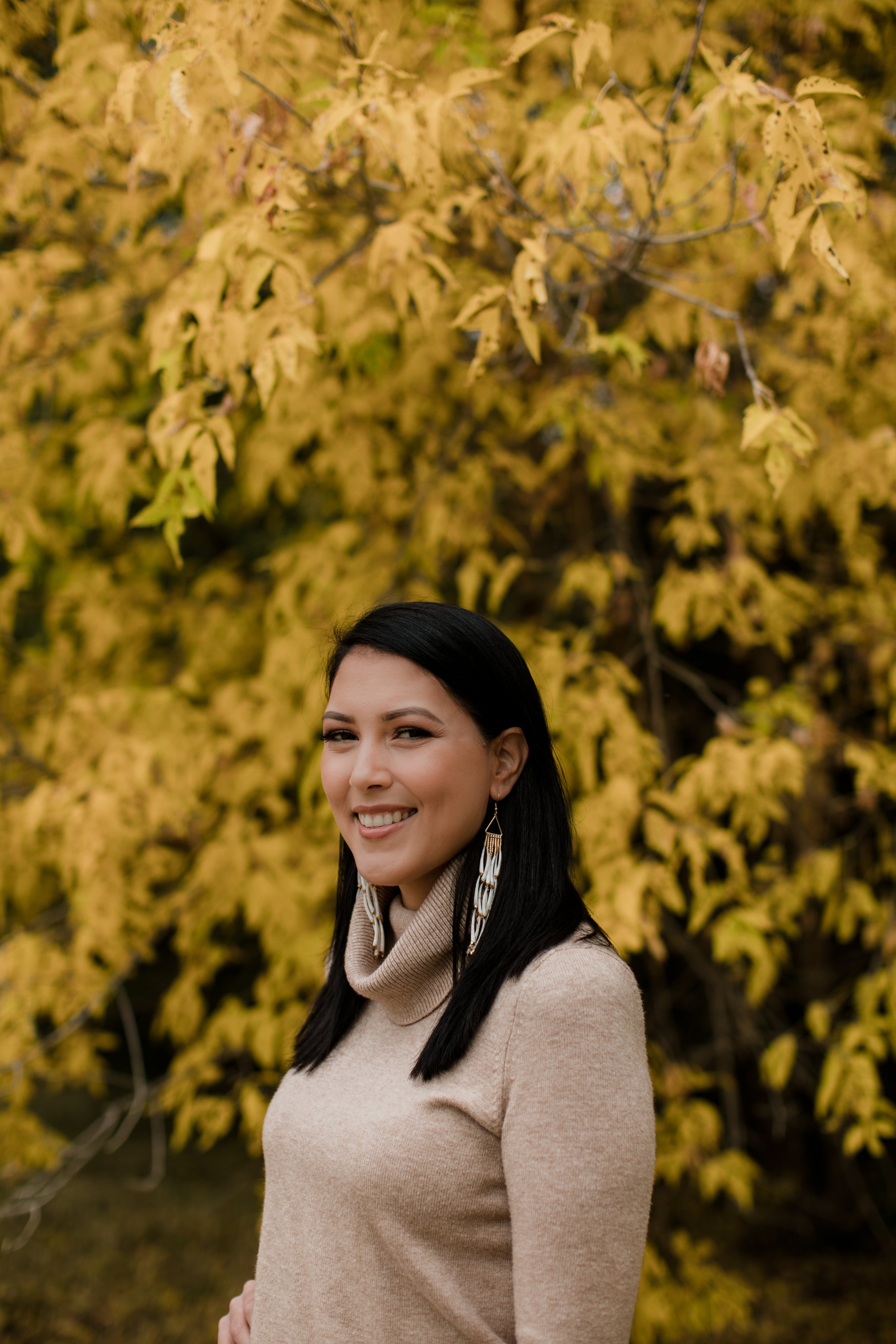 files/smiling-woman-looks-towards-a-camera.jpg